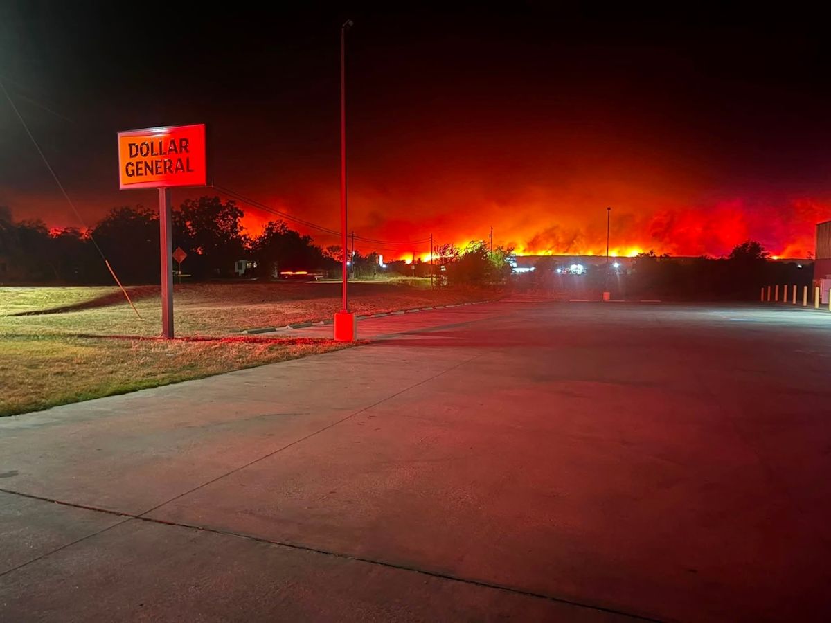 Evacuations ordered as wind-whipped Ross Fire in Texas grows to 80,000 acres - Yahoo News UK